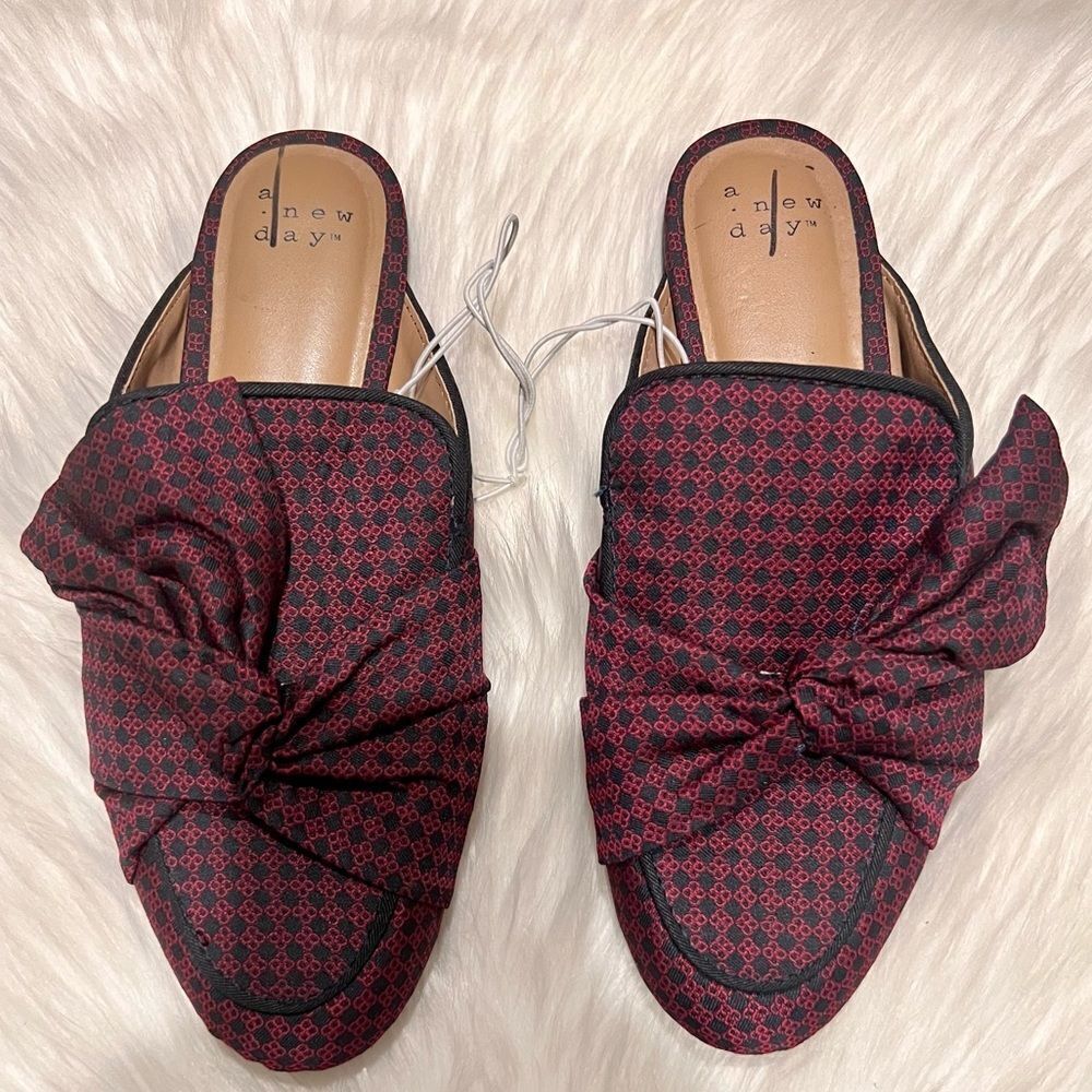 Loafer with side bow detail